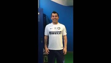 Gary Medel envió apoyo para candidata a "Reina Guachaca"