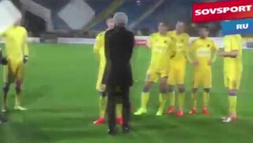 Futbolista ruso pidió matrimonio en plena cancha