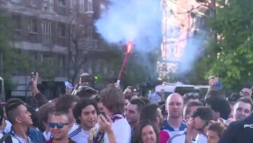 Gran recibimiento al autobús blanco en el estadio Bernabéu