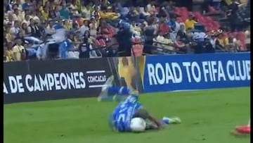 Argentino casi se lesiona por este extraño foul a sí mismo