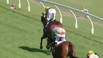 Acaba la carrera en segundo lugar y con el 'culo al aire'