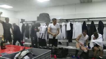 Vidal celebró con champagne en el camarín de la Juventus