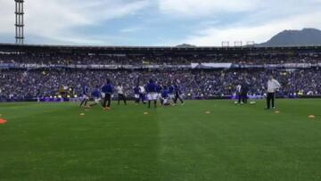 Con el Campín azul, Millonarios hace el calentamiento previo