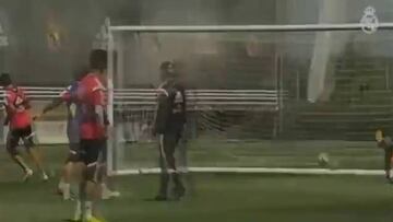 "Chicharito" deslumbró con este golazo 'a lo Abreu'