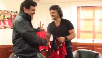 Leonel Álvarez firmó como nuevo DT del Medellín