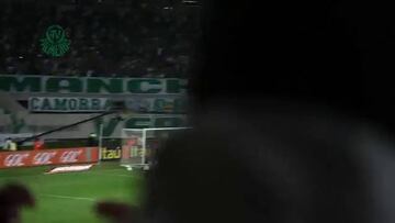 Gran reacción del meta evitó golazo de cabeza de Valdivia