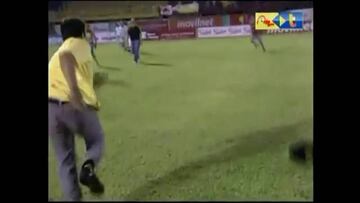 Hincha golpeó por la espalda a un jugador en plena entrevista