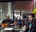 Ómar Pérez con guitarra en mano, le canta a Santa Fe