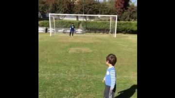 Hijo de Mark González demuestra sus dotes futboleros