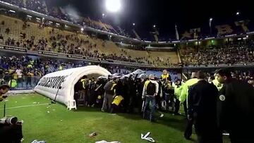La hinchada lanzó objetos para impedir la salida de River