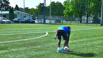 El divertido jugueteo de Junior en práctica del Dínamo