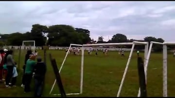 Arquero sorprendió a todo el mundo con golazo de chilena