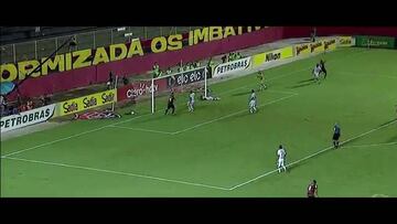 ¡Defensa evitó gol con la mano y el árbitro no lo cobró!