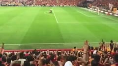 Mondragón es ovacionado por la hinchada del Galatasaray