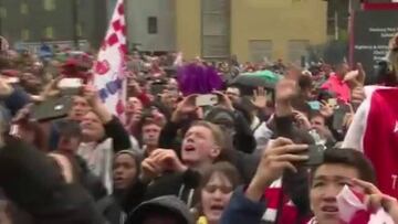 Los festejos de Sánchez y sus compañeros con los hinchas