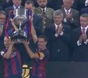 El momento mágico: Xavi e Iniesta levantaron la Copa
