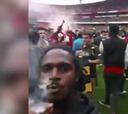¡Un hincha del Arsenal fuma marihuana sobre el césped!