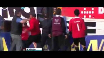 Arquero terminó a los combos por culpa de un pasapelotas