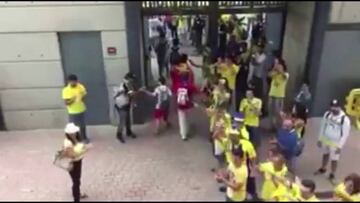 Celebraron el ascenso aplaudiendo a la hinchada rival