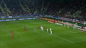 ¡Palazo!: Gran remate de Farfán que se estrella en el madero