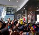Ibarbo saluda a la hinchada que colmó el aeropuerto