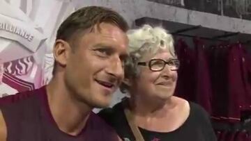 Abuelita no pudo contener las lágrimas al conocer a Totti