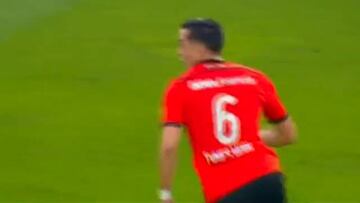 ¡Extraordinario tiro libre de defensor de River Plate!