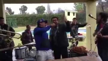 Medel sorprende cantando la canción que le dedicaron