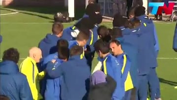 La particular bienvenida a Tévez en su primera práctica