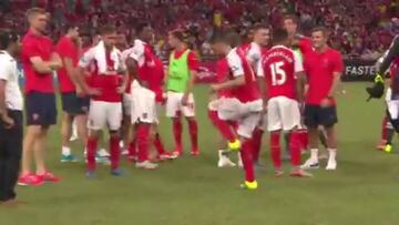 Mezut Özil hace malabares hasta con cinta adhesiva