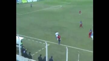 DT le pegó la tremenda patada al delantero rival