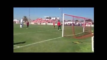 ¡Extraordinario golazo de 'globito' de jugador del Sevilla!