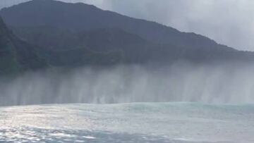 Un espect¨¢culo: Surfista corri¨® las olas envuelto en llamas