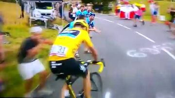 Aficionado agrede a Froome en la etapa 19 del Tour