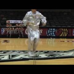 Becky Hammon se atreve con una imitación de MC Hammer