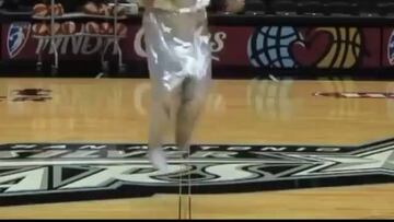 Becky Hammon se atreve con una imitaci¨®n de MC Hammer