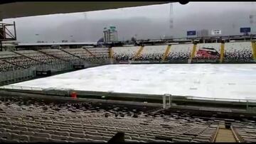 Así se cuida de las lluvias la cancha del Monumental