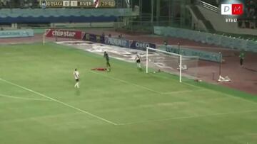 ¡Arquero tuvo salida en falso y el delantero no supo anotar!