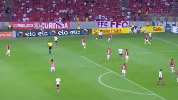 Ronaldinho vuelve a hacerlo: ¡Otro ´túnel' impresionante!