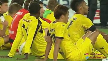 La peculiar celebración del Dortmund con su hinchada