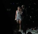 Kobe sorprende a Taylor Swift con su bandera en el Staple