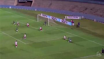 ¿Será esta la jugada más fea de la historia del fútbol?