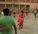 Mujer futbolista imita a Goltz y patea a su rival en la cara