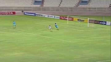 ¡Arquero quiso despejar de cabeza, falló y le anotaron!