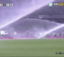 Insólito: En pleno partido de River se abrieron los regadores