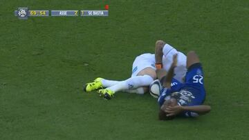 Sin piedad... ¡se lleva la roja más cruel desde la camilla!