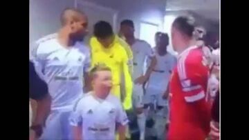 La cara entrañable de alucine de este niño al ver a Rooney