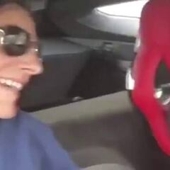 Montoya le pone los pelos de punta a su esposa Connie