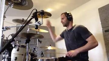 Así se divierte Petr Cech con la batería en su tiempo libre
