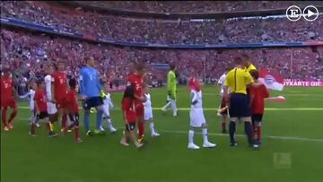 Los jugadores del Bayern saltan al césped con niños refugiados